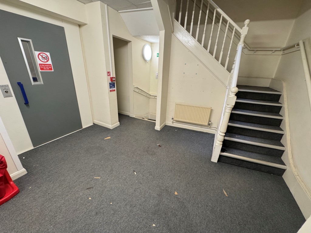 Lot: 92 - FOUR STOREY FREEHOLD BUILDING WITH POTENTIAL - First floor landing